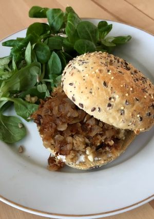 Une photo de Burger caviar aubergines