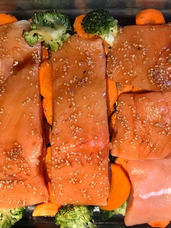 Una foto de Salmón al horno con vegetales