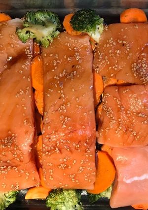 Una foto de Salmón al horno con vegetales