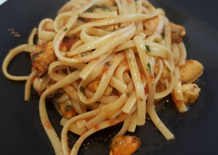 Linguine sugo di pomodoro e cozze