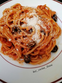 Una foto de Spaghetti picantes con aceitunas