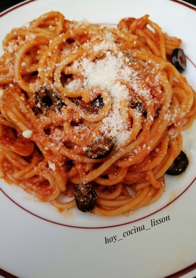 Una foto de Spaghetti picantes con aceitunas