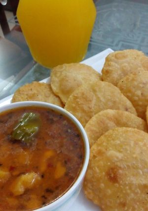 A picture of Kachori with allu ki bhaji.
