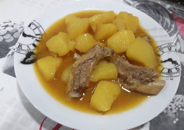 Patatas guisadas con costilla