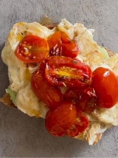 Una foto de Tostada de aguacate y huevos revueltos