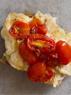 Foto principal de Tostada de aguacate y huevos revueltos