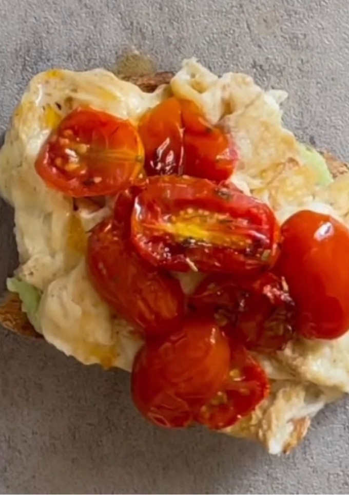 Una foto de Tostada de aguacate y huevos revueltos