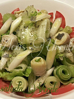 Una foto de Ensalada verde de alcachofas baby