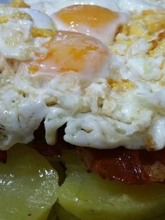 Una foto de Huevos con patatas y jamón 😋🍽