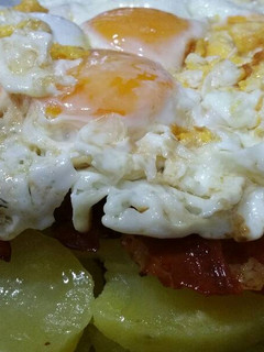 Una foto de Huevos con patatas y jamón 😋🍽