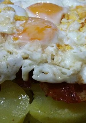 Una foto de Huevos con patatas y jamón 😋🍽