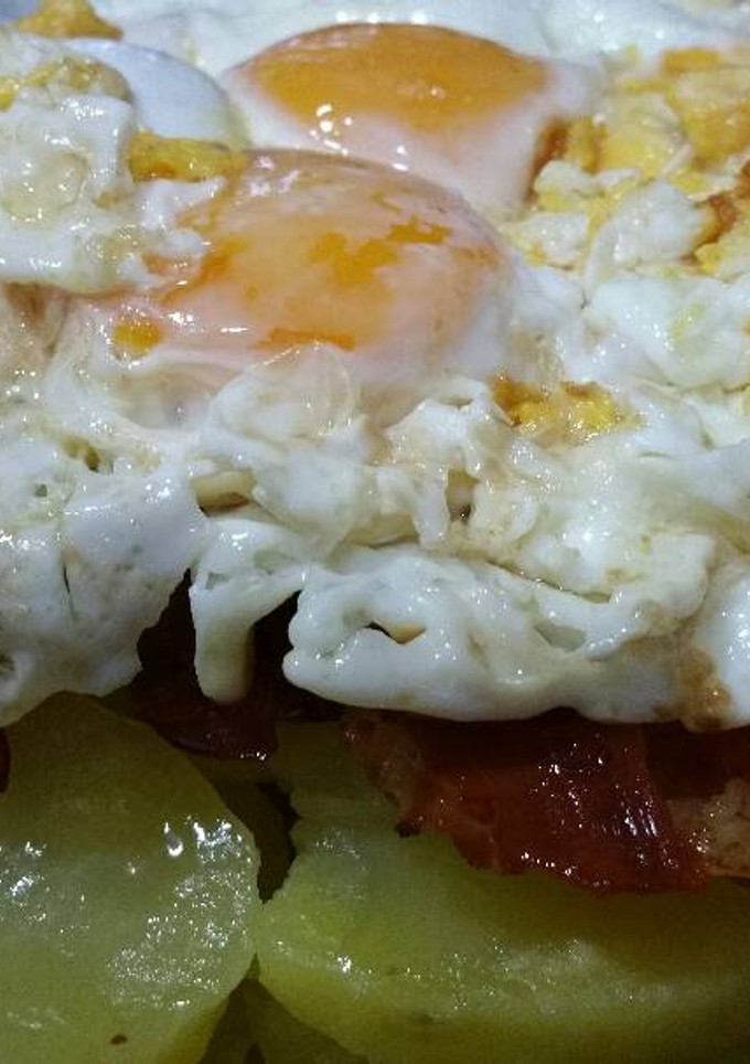 Una foto de Huevos con patatas y jamón 😋🍽