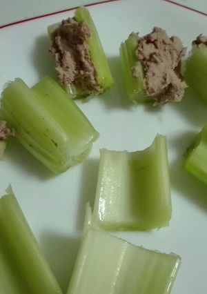 Una foto de Apio con paté
