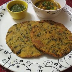 A picture of Crispy gramflour masala poori.