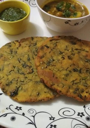 A picture of Crispy gramflour masala poori.