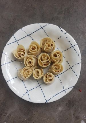 Hình của món Hoành thánh hoa hồng.