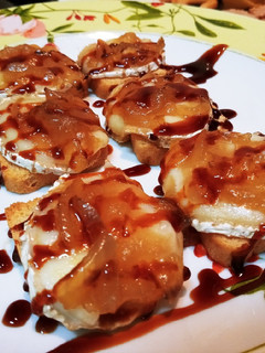 Una foto de Panecillo de rulo de cabra, cebolla caramelizada y caramelo