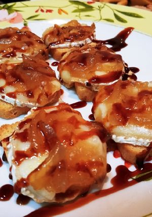 Una foto de Panecillo de rulo de cabra, cebolla caramelizada y caramelo