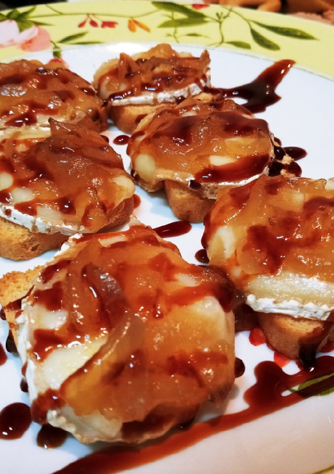 Una foto de Panecillo de rulo de cabra, cebolla caramelizada y caramelo