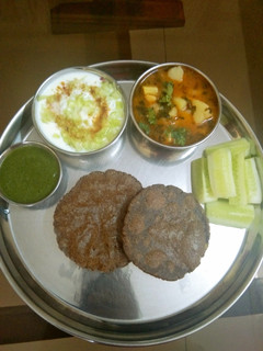 नवरात्रि की थाली (Navratri ki thali recipe in hindi) रेसिपी मुख्य फोटो
