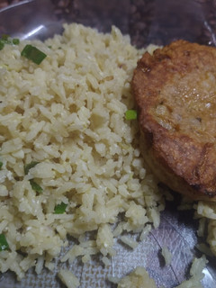 Una foto de Arroz frito con paty de pollo