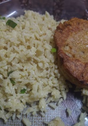 Una foto de Arroz frito con paty de pollo