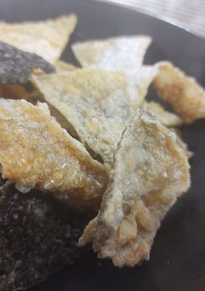 Una foto de Chicharrón de salmón