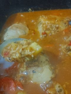 Una foto de Guiso de arroz con pollo 🐔