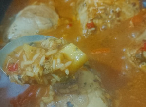 Una foto de Guiso de arroz con pollo 🐔