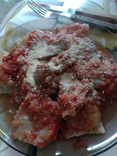 Una foto de Raviolones de acelga, cebollita y picadillo