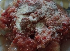 Una foto de Raviolones de acelga, cebollita y picadillo