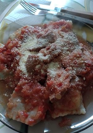 Una foto de Raviolones de acelga, cebollita y picadillo