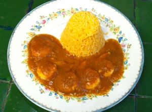 Una foto de Camarones en salsa brava