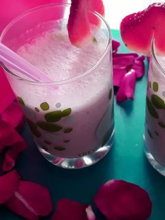 स्ट्रॉबेरी मिल्कशेक (Strawberry milkshake recipe in hindi) रेसिपी मुख्य फोटो