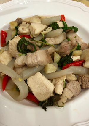 รูปของ บุกผัดกะเพราสามชั้น+อกไก่ keto