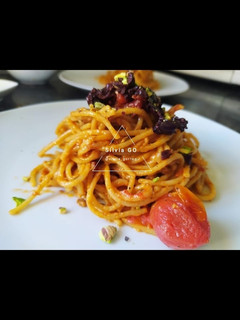 Una foto de Pasta all' amatriciana y algo más!!