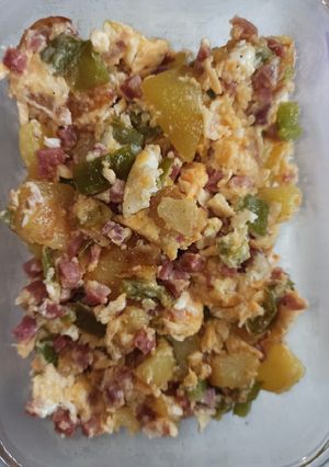 Una foto de Revuelto de patatas con jamón y pimiento 😋
