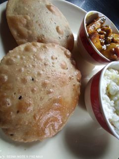 आटे की नमकीन पूरी(aate ki namkeen poori recipe in Hindi) रेसिपी मुख्य फोटो