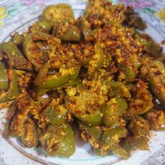 A picture of Mirchi with dahi.