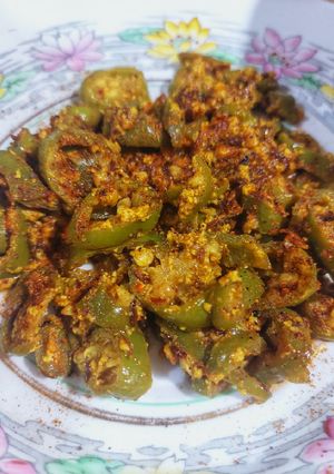 A picture of Mirchi with dahi.