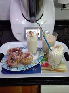 Una foto de Roscos fritos y chocolate blanco