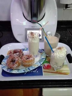 Una foto de Roscos fritos y chocolate blanco