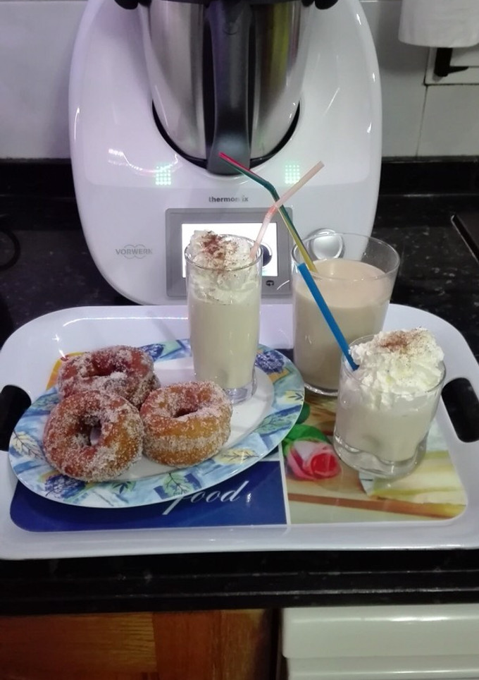 Una foto de Roscos fritos y chocolate blanco