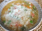 Una foto de sopa de codito con tomate