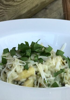 Zdjęcie przepisu Risotto z czosnkiem niedźwiedzim i szparagami.