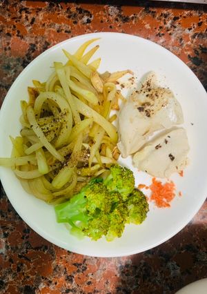Hình của món Su su xào+ bông cải hấp+ gà luộc (keto).