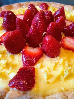 Una foto de 🍓🍋Tarta de crema pastelera de limón con frutillas🍋🍓