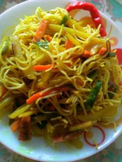 স্ট্রীট ফুড: ভেজ চাউমিন রেসিপির প্রধান ছবি