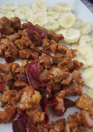Una foto de Cerdo enchilado tipo campirano y plátano 