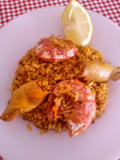 Una foto de Arroz con gambones y calamares 🦐🐙🥘